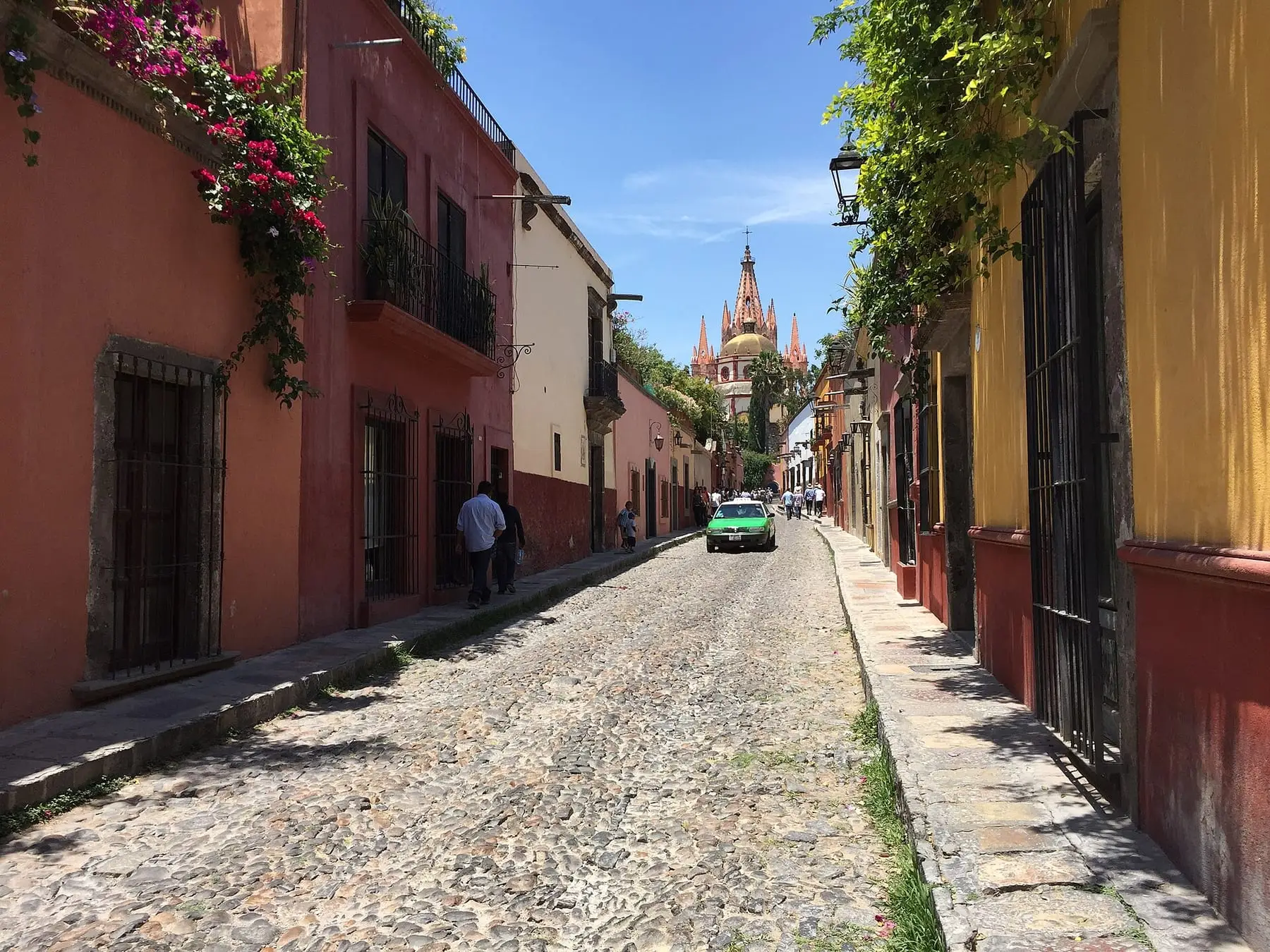 Calle empedrada de San Miguel de Allende con la Parroquia al fondo